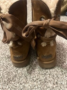 UGG Bailey Bow II in Chestnut Suede
